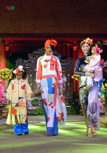 Soirée des ao dai au Temple de la Littérature - ảnh 12